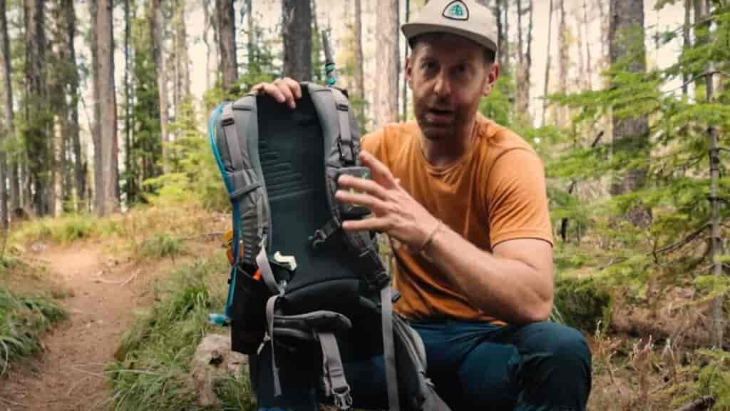 The Mystery Ranch Coulie 20 has an adjustable yoke.  Coulee 20L Review